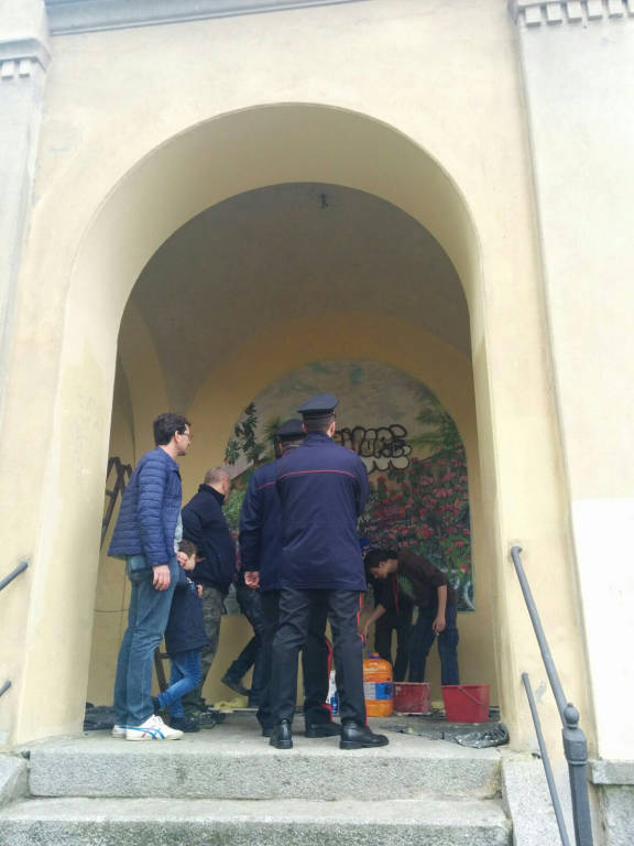 Puliscono la chiesetta di San Rocco imbrattata dai vandali