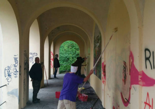 Puliscono la chiesetta imbrattata dai vandali