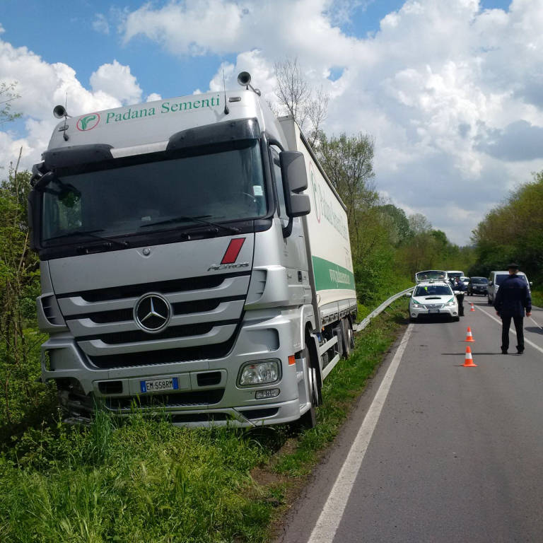 Tir fuori strada, traffico sulla sp36