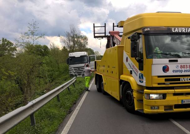 Tir fuori strada, due ore di coda sulla sp36