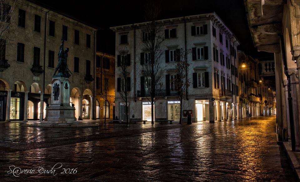 Varese, Piazza del Podestà sotto la pioggia