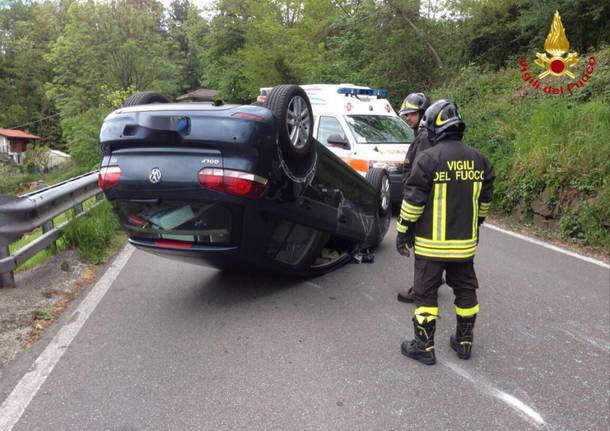 Auto ribaltata a Grantola