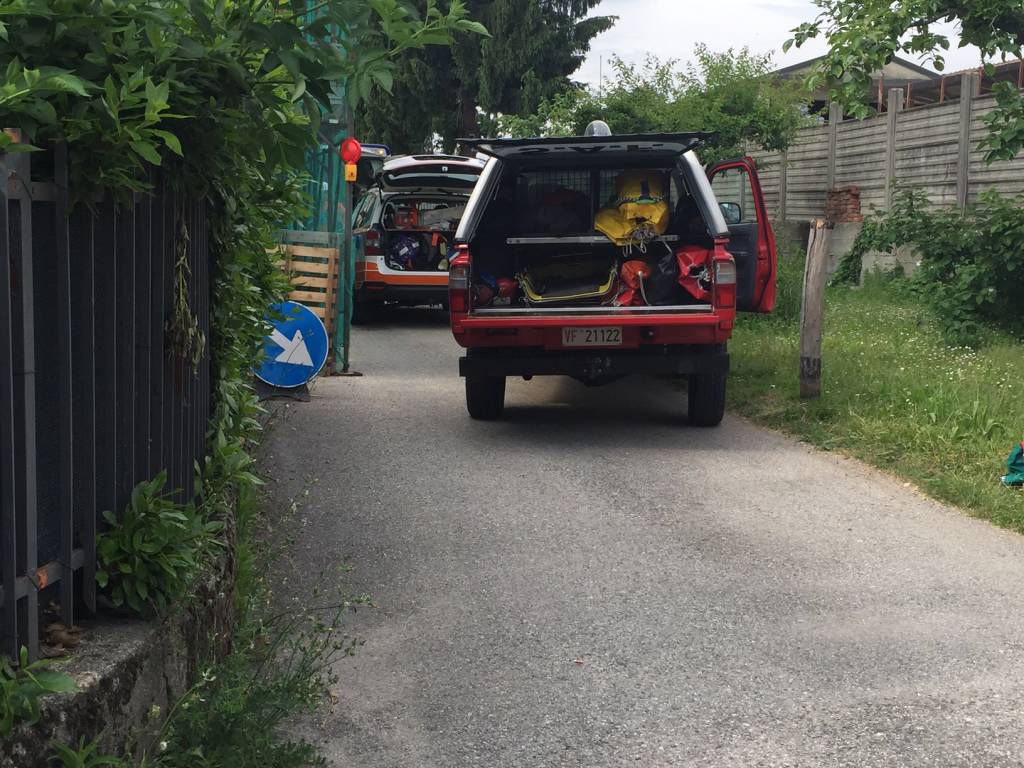 Cade da un'impalcatura: ferito un un uomo a Gazzada Schianno