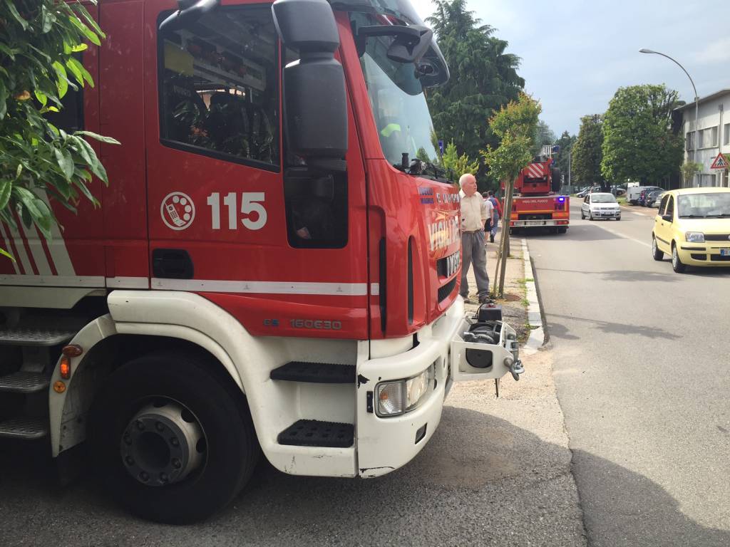 Cade da un'impalcatura: ferito un un uomo a Gazzada Schianno
