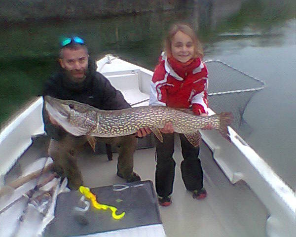 Fabio e Gaia sul lago maggiore con luccio da 1,20 mt