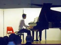 Varese. Successo del giovane pianista Cristofer Gjoni in Concerto alla Vidoletti per il restauro del pianoforte a coda.