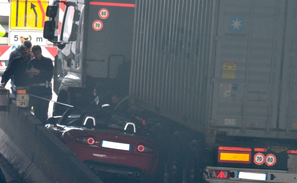 Tir schiaccia macchina