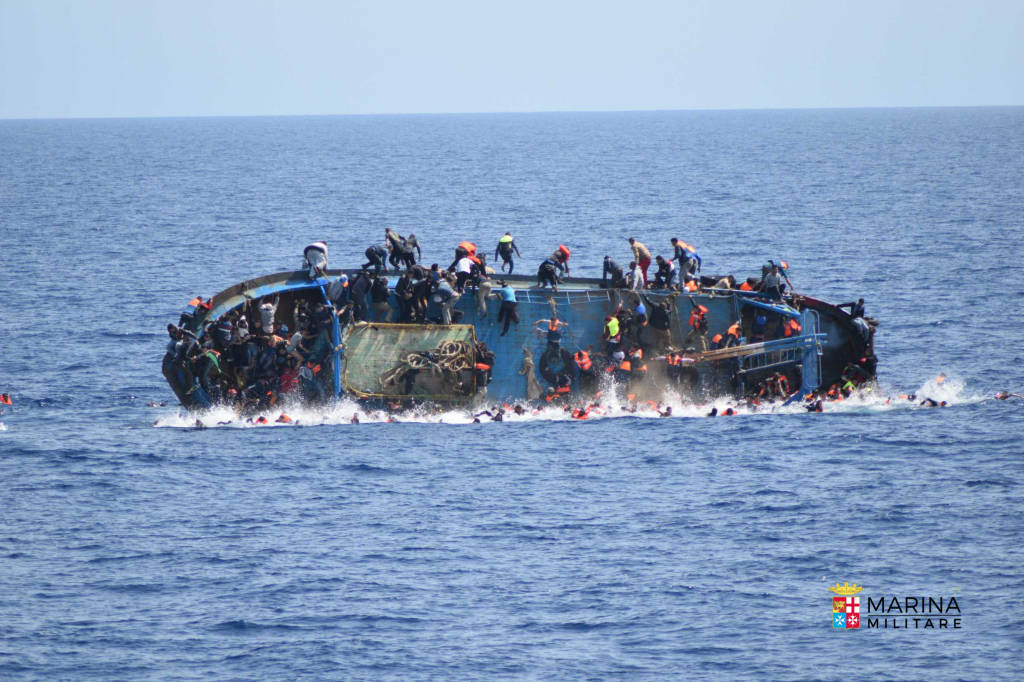 Ribaltamento barcone nel canale di Sicilia