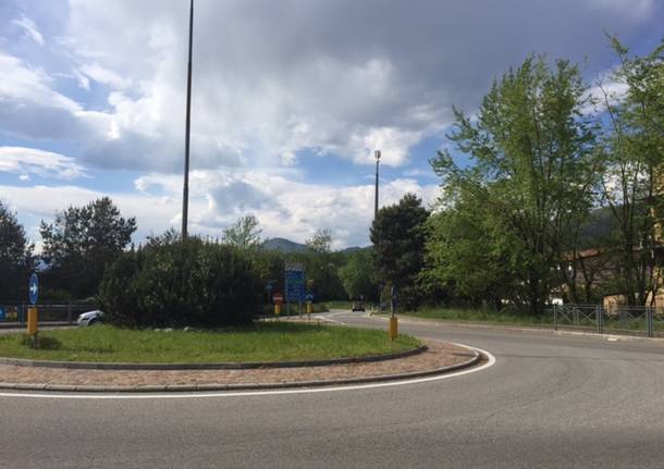 Puzze in viale Ticino, i residenti si lamentano
