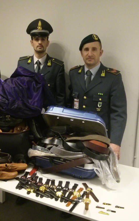 Oggetti contraffatti sequestrati dalla guardia di finanza