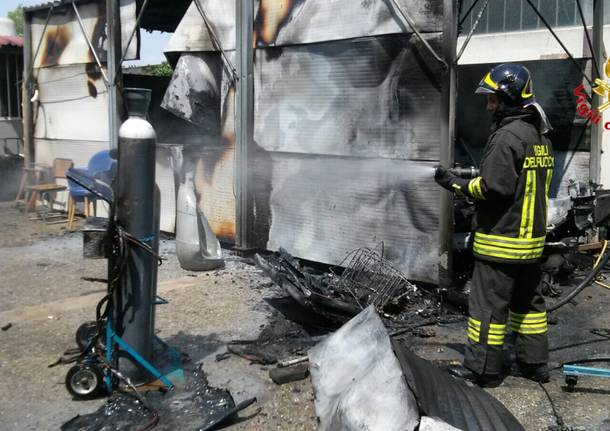 Incendio in auto-officina