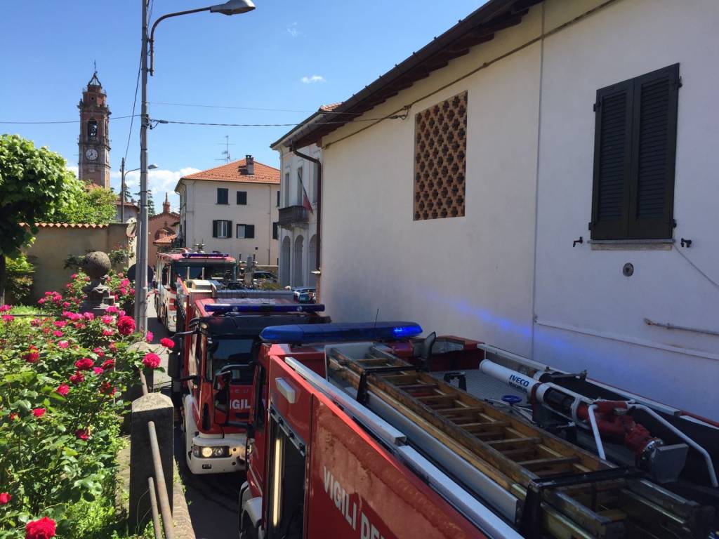 Incendio azzate in via Roma