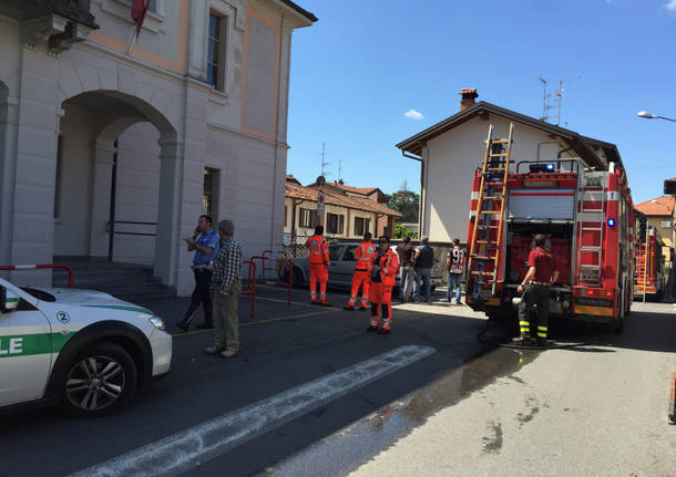 Incendio azzate in via Roma