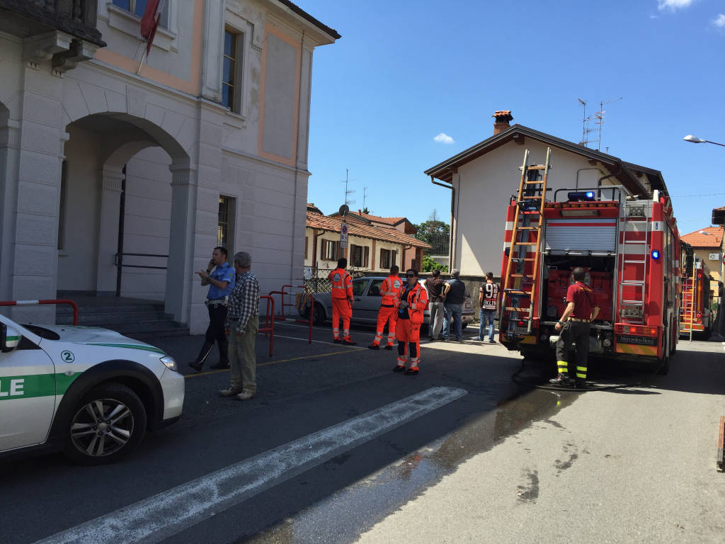 Incendio azzate in via Roma