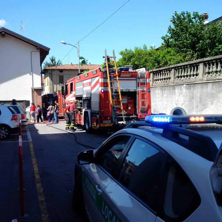Incendio azzate in via Roma