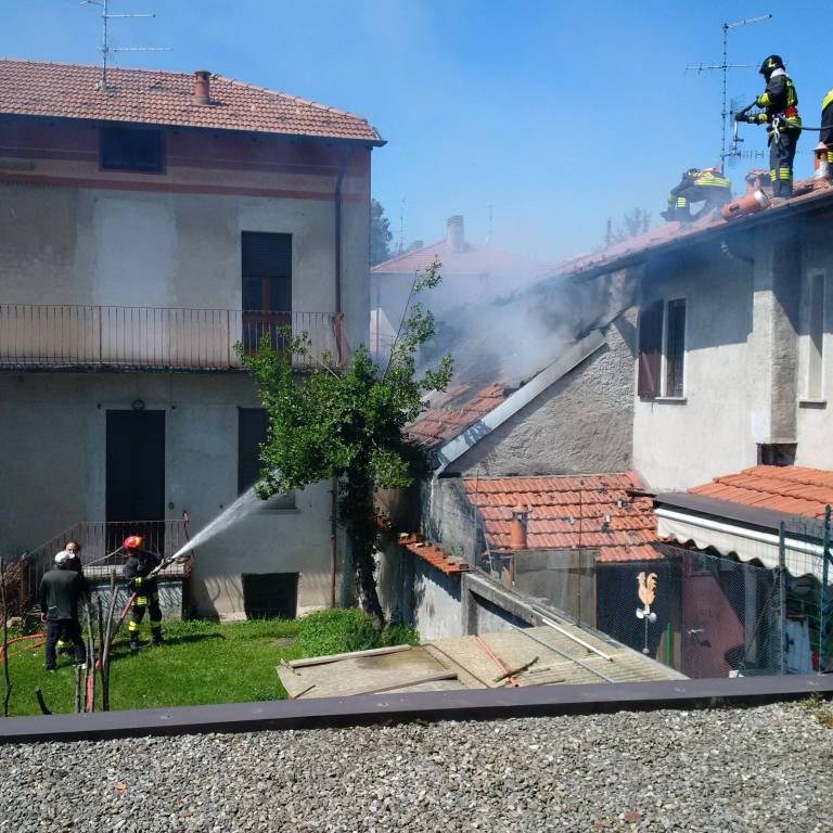 Incendio azzate in via Roma