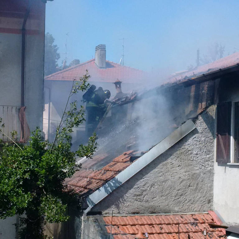 Incendio azzate in via Roma
