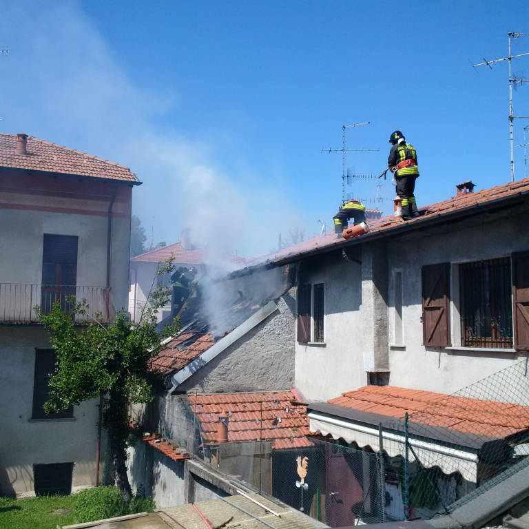 Incendio azzate in via Roma