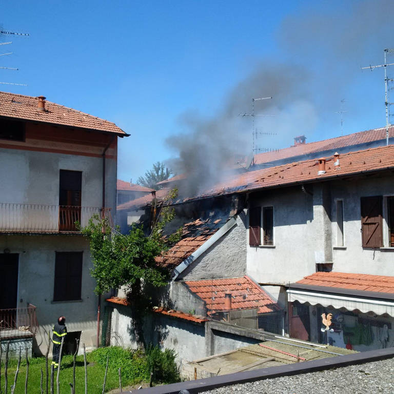 Incendio azzate in via Roma