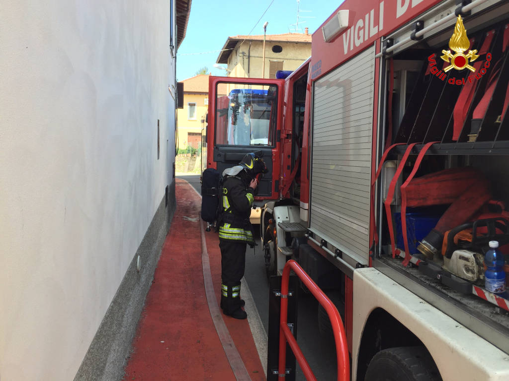 Incendio azzate in via Roma