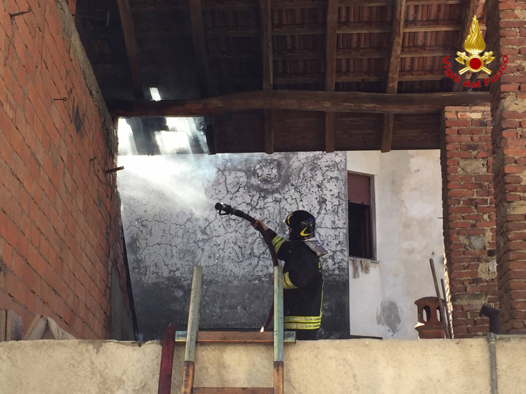 Incendio azzate in via Roma