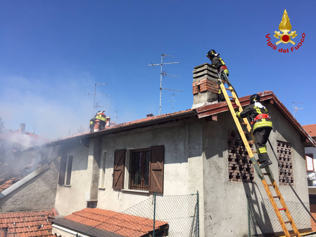 Incendio azzate in via Roma