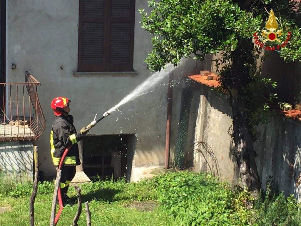 Incendio azzate in via Roma