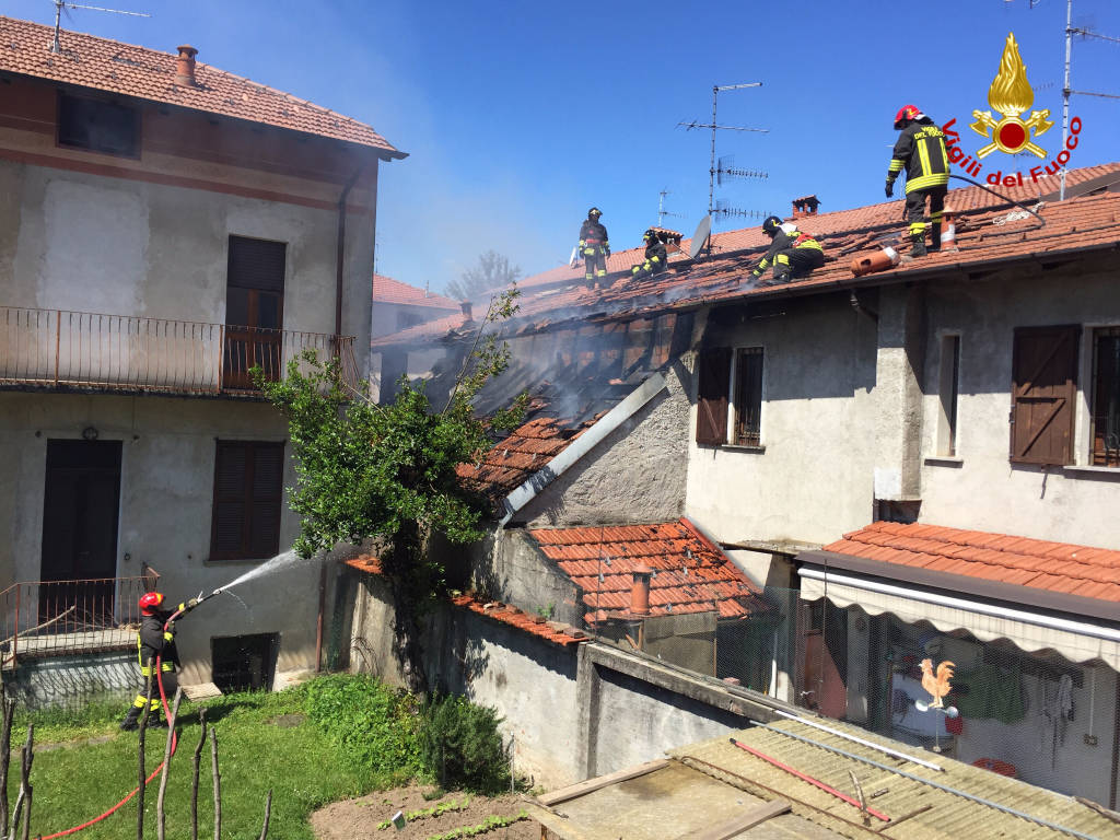 Incendio azzate in via Roma