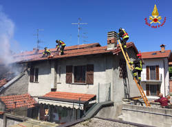 Incendio azzate in via Roma
