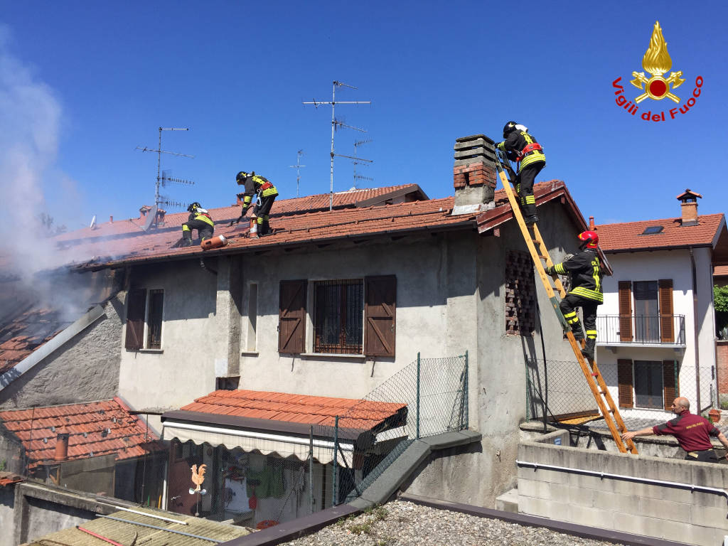 Incendio azzate in via Roma