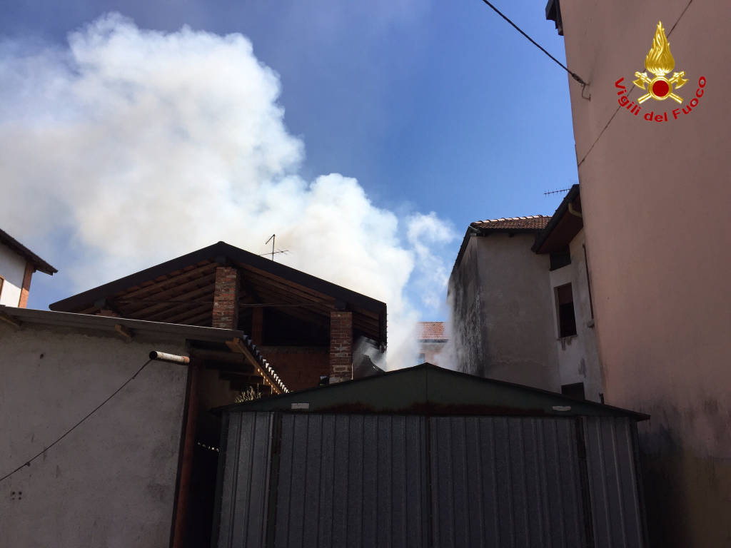 Incendio azzate in via Roma
