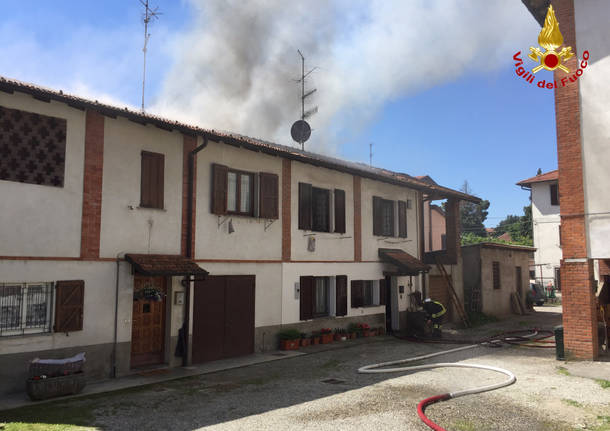 Incendio in via Roma ad Azzate