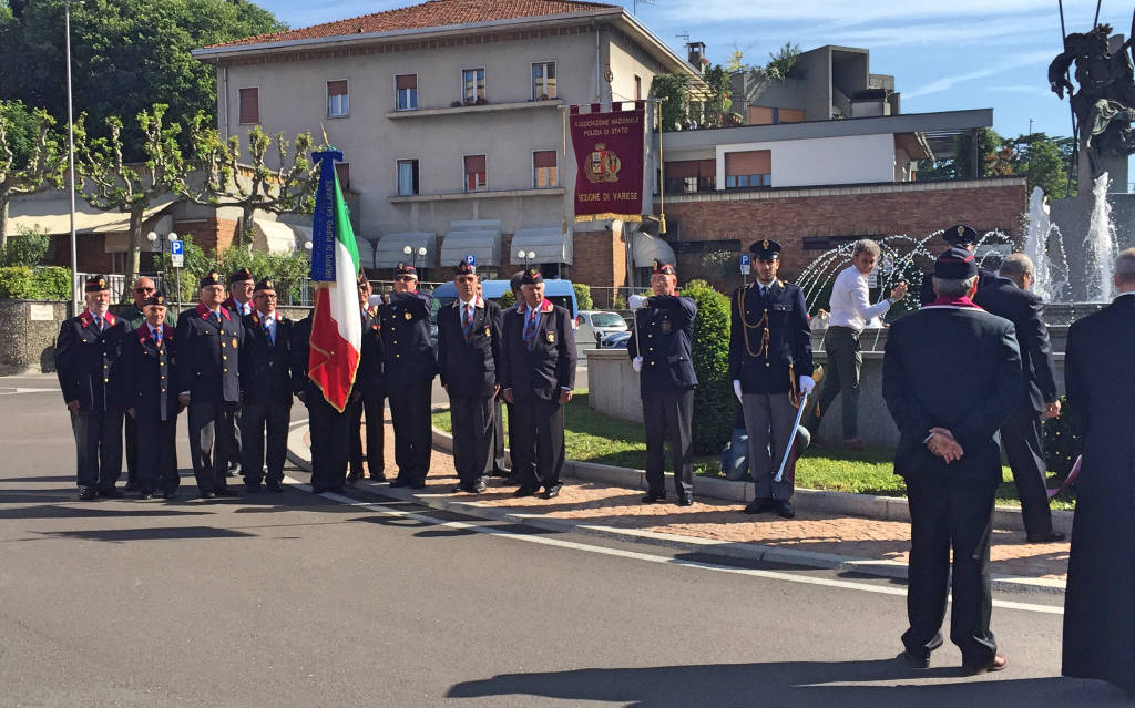 La deposizione della corona ai caduti della Polizia