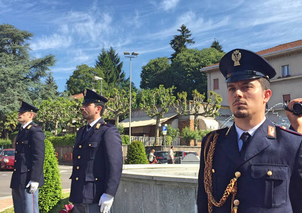 La deposizione della corona ai caduti della Polizia