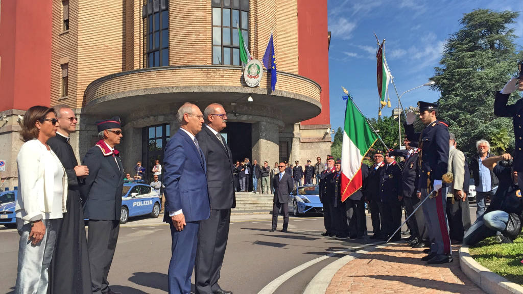 La deposizione della corona ai caduti della Polizia