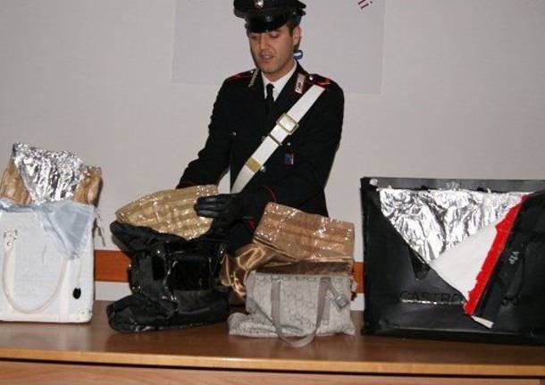 carabinieri borse taccheggio