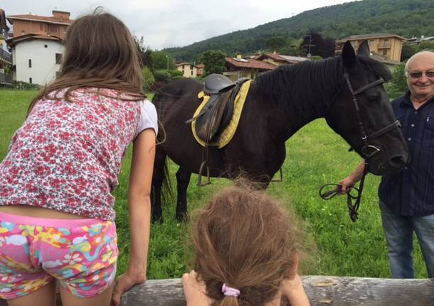 A cavallo va a prendere la figlia all’asilo