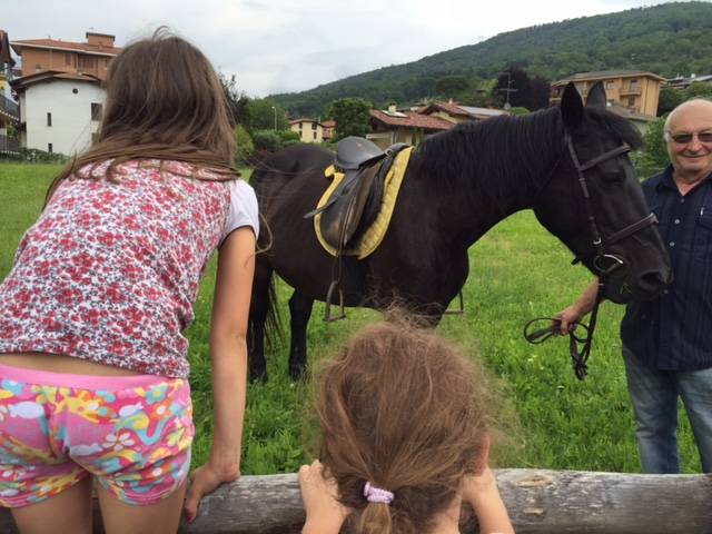 A scuola a cavallo per prendere la figlia