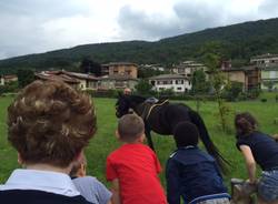 A scuola a cavallo per prendere la figlia