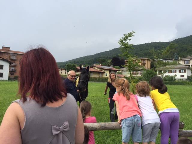 A scuola a cavallo per prendere la figlia