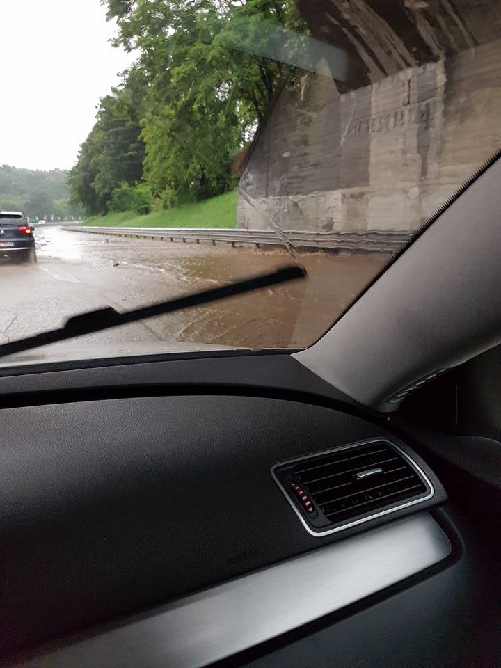 Arnetta in piena in autostrada