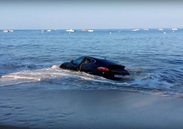 porsche in acqua