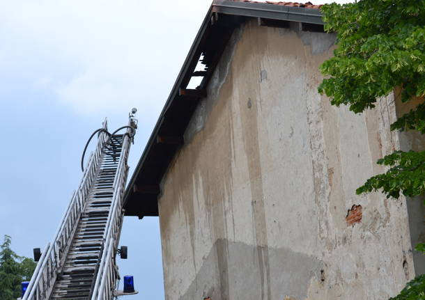 Fiamme nell’ex oratorio di Sacconago