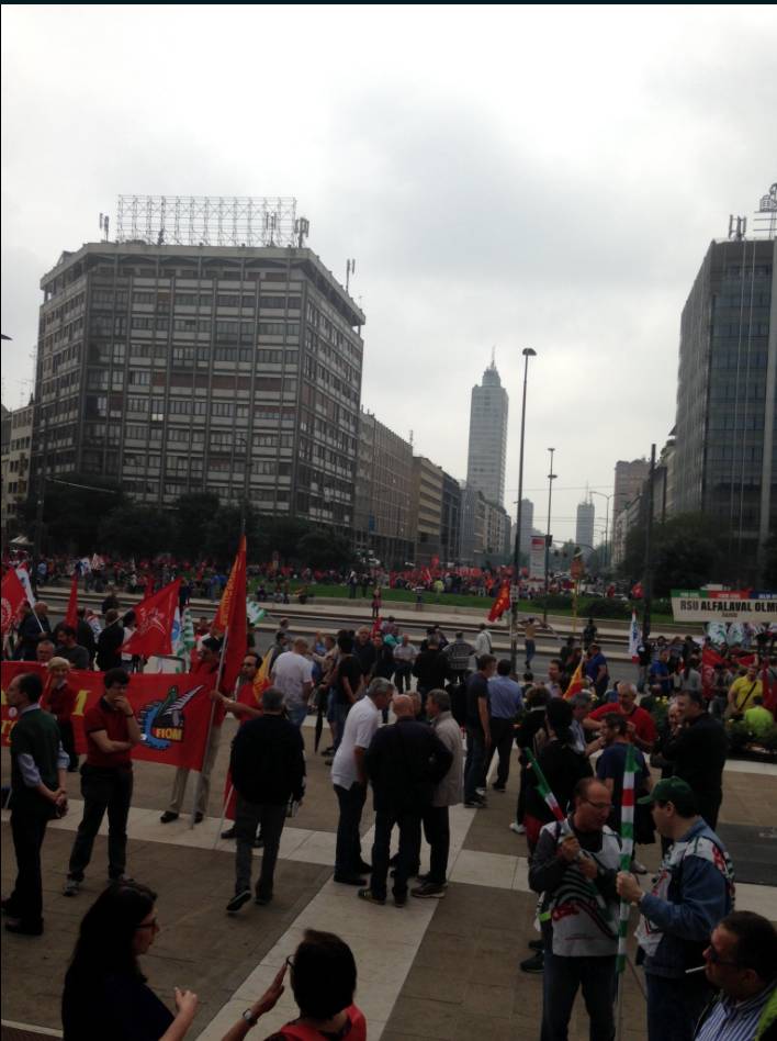 Lavoratori in piazza a Milano