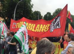 Lavoratori in piazza a Milano