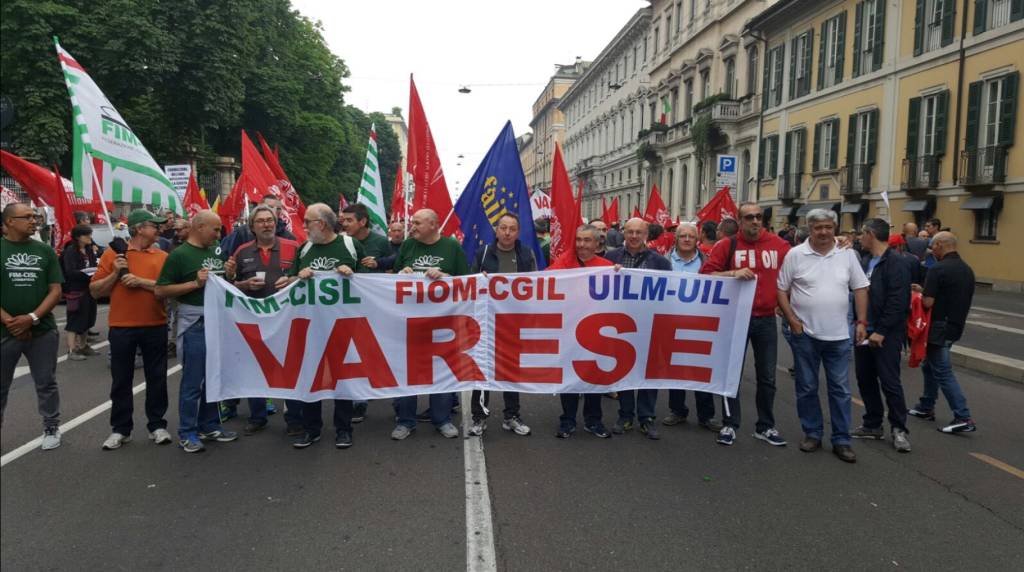 Lavoratori in piazza a Milano