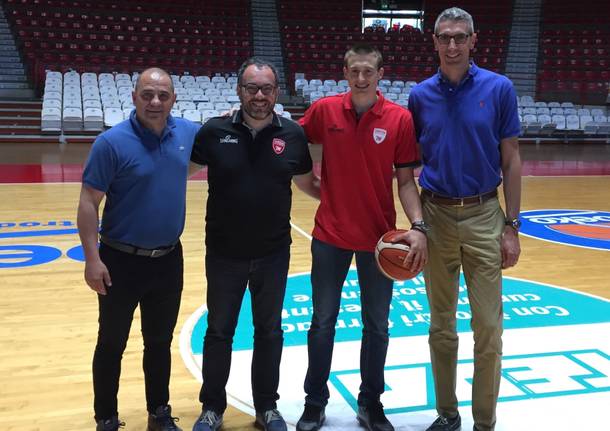 Aleksa Avramovic si presenta a Varese