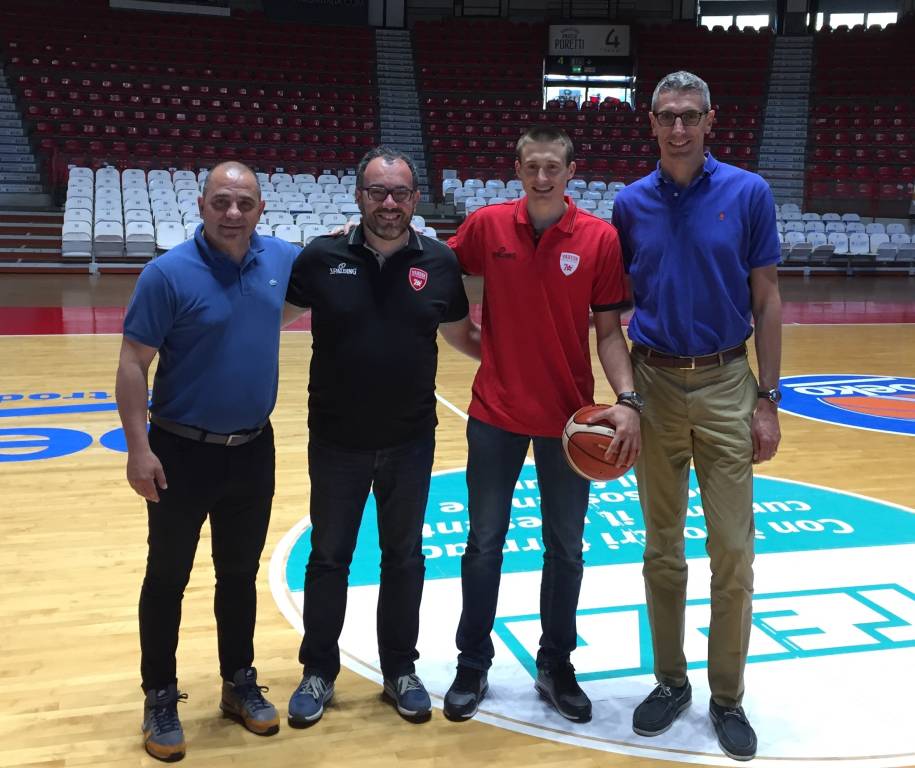 Aleksa Avramovic si presenta a Varese
