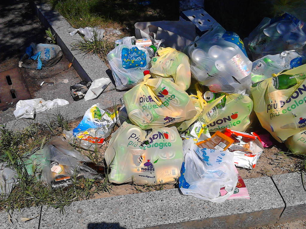 Immondizia nella piazza di Castronno