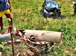 Contro il palo e fuoristrada, incidente alla Schiranna